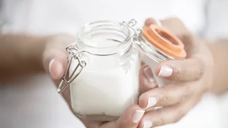 Σπιτική μάσκα ομορφιάς με μέλι, με αυγό, με αμυγδαλέλαιο | 3 συνταγές για το cocooning του Σαββατοκύριακου