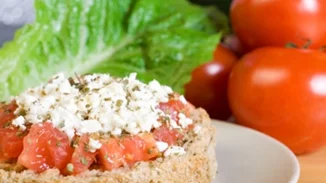 Κρητικός ντάκος, Κοτόπουλο με Κάρυ, Λουκουμάδες | 3 συνταγές για ένα γρήγορο και απλό τραπέζι