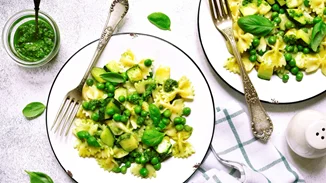 Συνταγή για φαρφάλες με πέστο, μελιτζάνες και αρακά