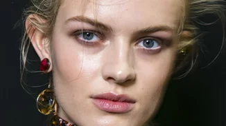 Πώς θα φορέσεις σωστά το λιπ γκλος | Κι όμως, θέλει τρόπο