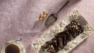 Κορμός πραλίνας με μπισκότα βουτύρου από τον Λευτέρη Λαζάρου