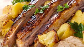 Κατσικάκι ψητό με πατάτες, αρωματισμένο με μπίρα για την Κυριακή του Πάσχα