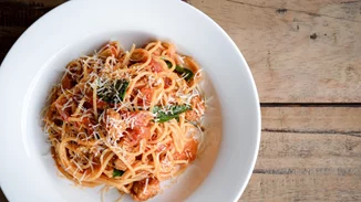 Γαριδομακαρονάδα | Η εύκολη συνταγή για την πιο καλοκαιρινή μακαρονάδα