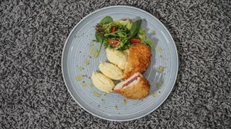 Συνταγή για κοτόπουλο cordon bleu | Ο πιο ζουμερός και γευστικός τρόπος να φας το κοτόπουλο