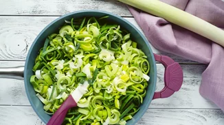 Συνταγή για πρασοσαλάτα με φέτα | Εύκολη, γευστική και θρεπτική σαλάτα