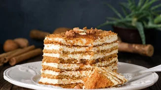 Λευκός κορμός με μπισκότα πτι-μπερ και ξηρούς καρπούς