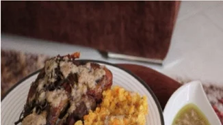 Κότσι στη γάστρα με πουρέ πατάτας και καρότου