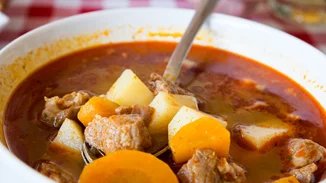 Συνταγή για χοιρινό με πατάτες γιαχνί