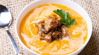 Σούπα με κίτρινη κολοκύθα, αχλάδι και καστανό ρύζι