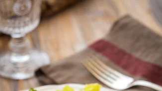 Χοιρινό ρολό γεμιστό με πατατούλες στο φούρνο