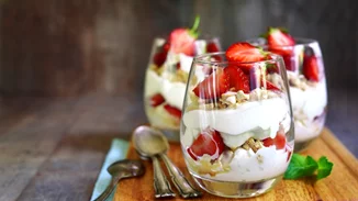 Συνταγή για σπιτική τράιφλ με φράουλες, κρέμα λεμονιού και κέικ