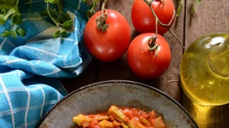 Συνταγή για κοτόπουλο με μπάμιες στο φούρνο