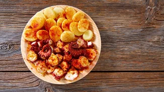 Κοκκινιστό χταποδάκι με πατάτες στη γάστρα