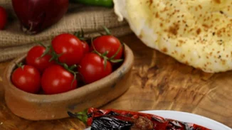 Μοσχάρι με μελιτζάνες και κόκκινη σάλτσα