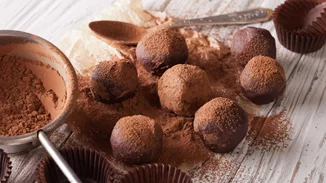 Τρουφάκια, cupcakes και μπράουνι με πραλίνα φουντουκιού