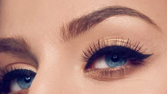 Πλήρης οδηγός τοποθέτησης ψεύτικων βλεφαρίδων και «χρυσά» μυστικά