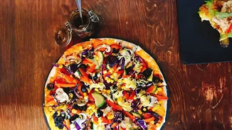 Συνταγή για vegan πίτσα με τα πιο λαχταριστά λαχανικά