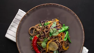 Συνταγή για σπαγγέτι με λαχανικά, σουσάμι και ταχίνι