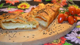 Κλασική τυρόπιτα μόνο με 4 υλικά | Η συνταγή που θα σε σώσει όταν δεν έχεις χρόνο