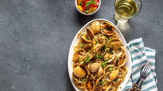 Ιταλική μακαρονάδα με αχιβάδες (alle vongole) από τον Λευτέρη Λαζάρου