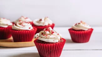 Συνταγή για red velvet cupcakes από την Αργυρώ Μπαρμπαρίγου