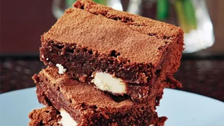 Μπράουνις τριπλής σοκολάτας από την Αργυρώ Μπαρμπαρίγου