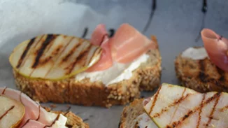 Συνταγή για ανοιχτό σάντουιτς (tartine) με προσούτο και αχλάδι