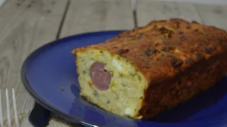 Yummy! Συνταγή για αλμυρό κέικ με πράσο, λουκάνικο και φέτα