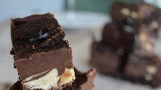 Πανεύκολο μπισκοτένιο fudge σοκολάτας με 4 μόνο υλικά