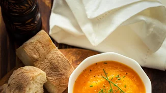 Σούπα με ψητές κόκκινες πιπεριές και πατάτα