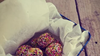 Πολύχρωμες τρούφες σοκολάτας με 3 μόνο υλικά