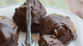 Πανεύκολες και super λαχταριστές τρούφες σοκολάτας με 3 μόνο υλικά