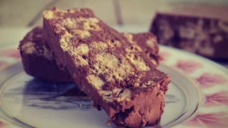 Κορμός σοκολάτας με 4 μόνο υλικά | Μια super γρήγορη και δροσερή συνταγή