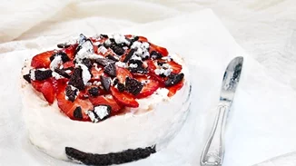 Γλυκό με μπισκότα και φράουλες από την Αργυρώ Μπαρμπαρίγου