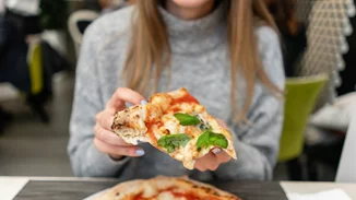 Τι να κάνω όταν τρώω πολύ; Να πώς θα ξεπεράσεις το food hangover