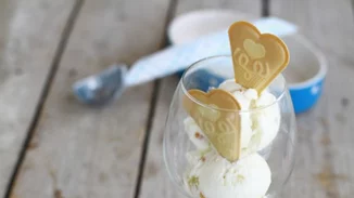 Εύκολη συνταγή για σπιτικό παγωτό με γεύση γιαούρτι και λίγες θερμίδες