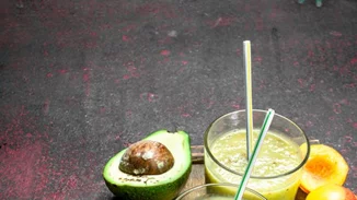 Detox σμούθι με αβοκάντο, ροδάκινο και λεμόνι για αδυνάτισμα και αποτοξίνωση