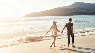 Πώς θα κρατήσεις τον καλοκαιρινό σου έρωτα ανάλογα με το ζώδιό του;