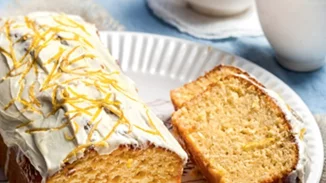 Συνταγή για κέικ με γλάσο λεμονιού από την Αργυρώ Μπαρμπαρίγου