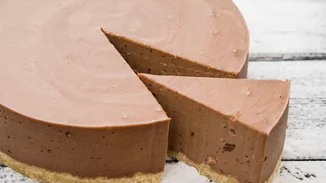 Cheesecake με πραλίνα φουντουκιού από την Αργυρώ Μπαρμπαρίγου