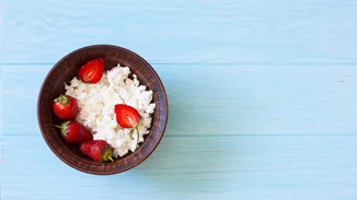 Ατομικό cheesecake σε 1' και άλλες 4 συνταγές για να απολαύσεις τις ζουμερές φράουλες