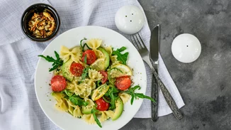 Τι να φάω σήμερα; Η ελαφριά σαλάτα με ζυμαρικά και σάλτσα γιαουρτιού είναι η πιο γρήγορη καλοκαιρινή συνταγή