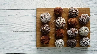 Θες υγιεινό γλυκό με ταχίνι; Συνταγή για τρουφάκια με ταχίνι και σοκολάτα