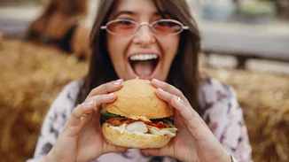 Τι δεν πρέπει να κάνεις αμέσως μετά το φαγητό; Τα 5 λάθη που κάνουν οι περισσότεροι