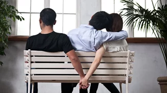 Ανάλυσέ Το | Τα μικρά ψεματάκια για την απιστία που γίνονται μεγάλα μυστικά