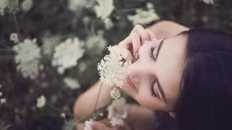 Πώς να γίνω ευτυχισμένη; Οι 3 επιλογές που θα σε βοηθήσουν να νιώσεις τι σημαίνει όντως ευτυχία