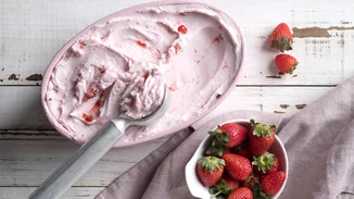 Οι καλύτερες συνταγές για σπιτικό παγωτό από τον Στέλιο Παρλιάρο | Παρφέ σοκολάτα, κασάτο και παρφέ φράουλας