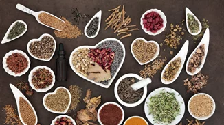 Πώς να αντιμετωπίσεις τα συμπτώματα της εμμηνόπαυσης με τη σωστή διατροφή