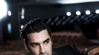 Χριστόφορος Παπακαλιάτης: Ποια είναι η άγνωστη γυναίκα στις φωτογραφίες του