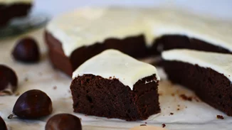 Κέικ σοκολάτας με κάστανο και icing για να δοκιμάσεις σήμερα κιόλας